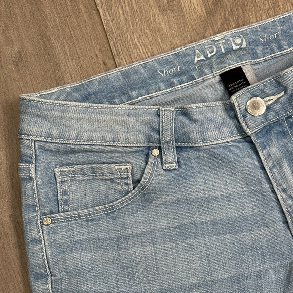 Women’s Apt. 9 4 Small Denim Shorts Jeans Light Washed Navy Blue Rolled Hem - Picture 5 of 8